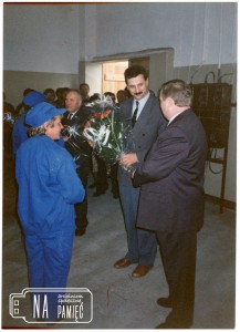 1994. Wręczenie kwiatów Panu Walczakowi, uruchomienie linii produkcyjnej lnu w Cellinenie